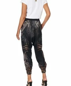 Camilla EBoutique (US) CURVED HEM FITTED TEE QUECHUA KING Sale Clothing